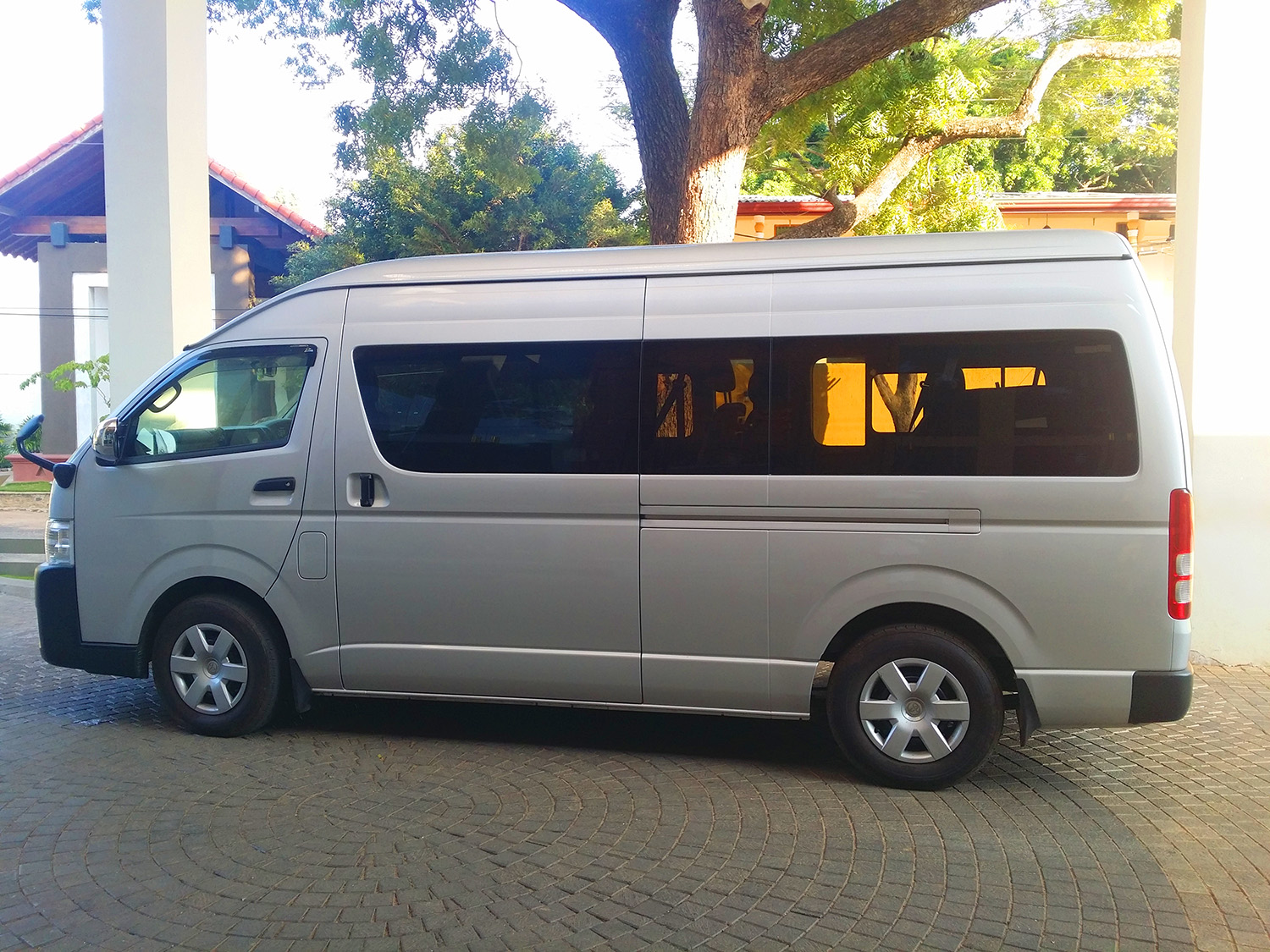 Sri Lanka Mini Bus Hire With English Speaking Driver