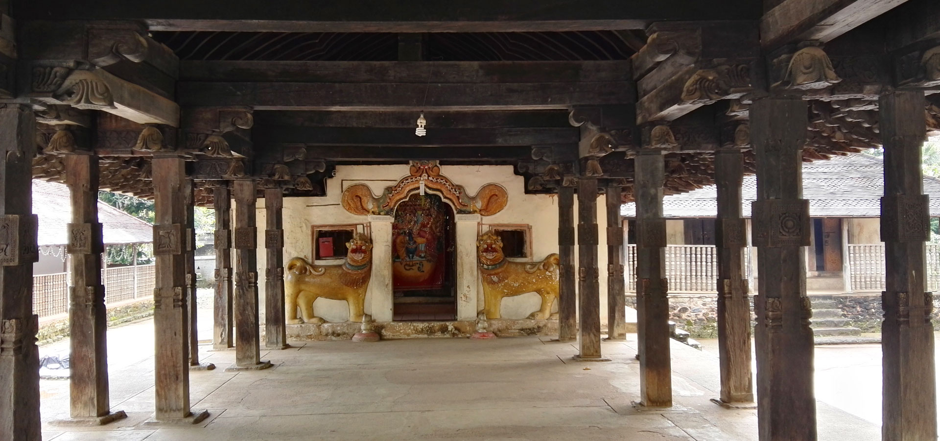 entrance of embakke devalaya 